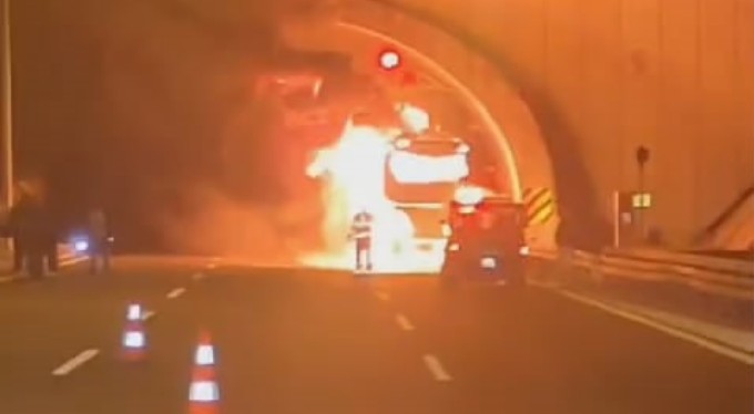 Orhangazi Tüneli'nde yolcu otobüsü alev alev yandı