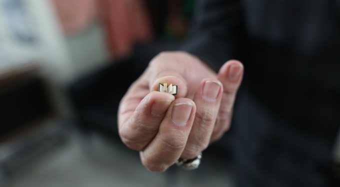 Bursa'da bulunan tırnaktan bile küçük İncil, görenleri hayrete düşürüyor