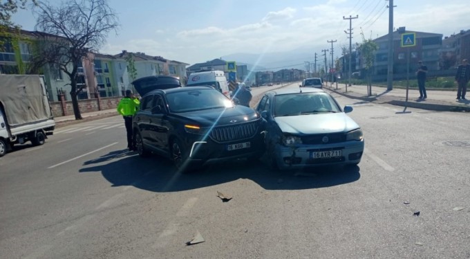 Otomobil ile cip çarpıştı: 3'ü çocuk 5 kişi yaralandı
