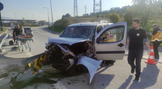 Hafif ticari araç bariyerlere saplandı, araçta sıkışan baba ve oğlunu ekipler kurtardı