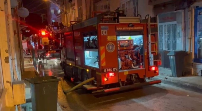 Bursa'da 6 katlı binanın giriş katı alev alev yandı