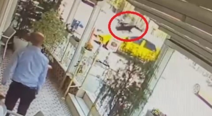 Bursa'da motosikletli yanlış yerden dönen taksiye çarparak takla attı