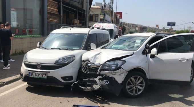 Bursa'da direksiyon başında bilincini kaybetti, 3 otomobile çarparak durabildi