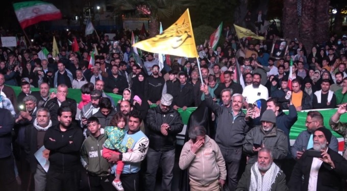 İran'ın İsrail'e saldırısı Tahran'da coşkuyla kutlandı