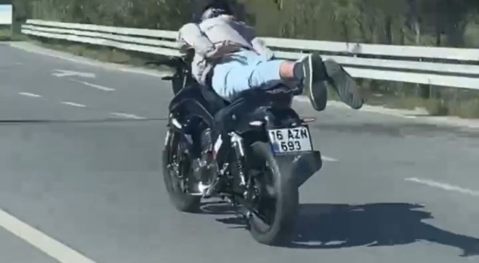 Bursa'da anayola çıkan sürücü, motosikleti yatarak sürdü