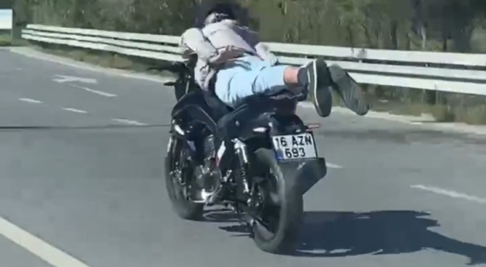 Bursa'da motosikleti yatarak kullanan sürücüye ceza kesildi