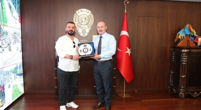 Bursa'da polisten kaçan şüpheliyi yakalayan vatandaşa Emniyet Müdürü'nden ödül