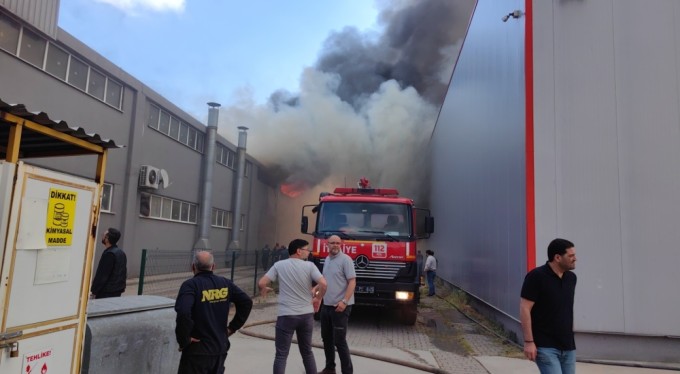 Bursa'da sandalye fabrikasında yangın!