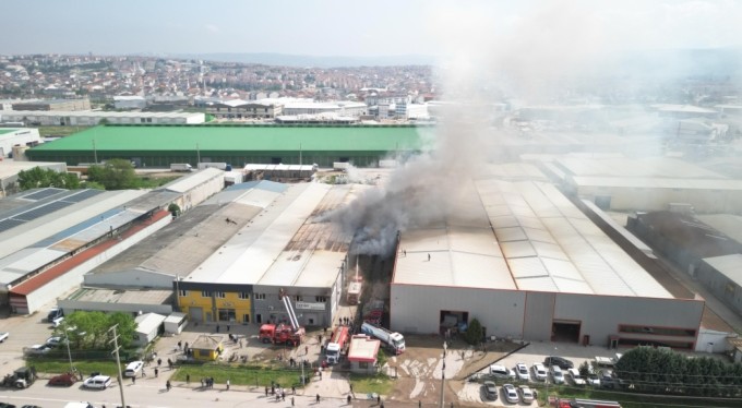 Bursa'daki yanan sandalye fabrikası havadan görüntülendi