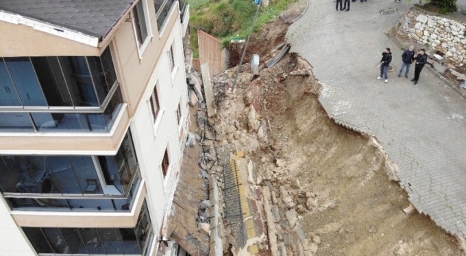 Bursa'da istinat duvarı apartmanın üzerine çöktü! Olayın büyüklüğü dron ile havadan görüntülendi