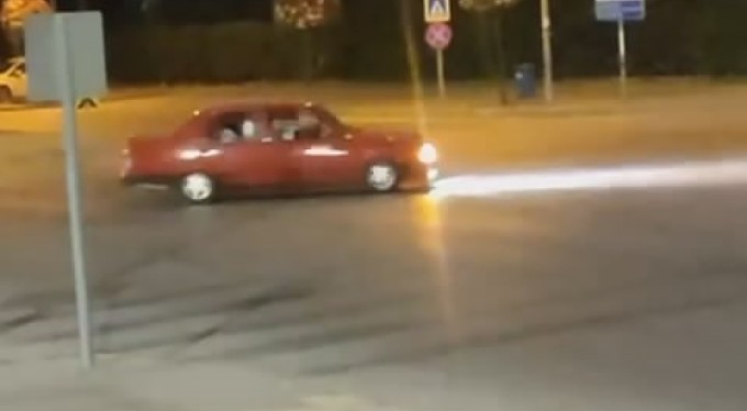 Bursa'da gece saatlerinde boş alan bulan sürücü, dakikalarca drift attı.