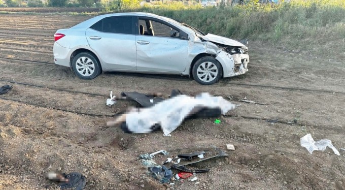 Bursa'da otomobil taklalar atarak tarlaya uçtu: 1 ölü, 2 yaralı