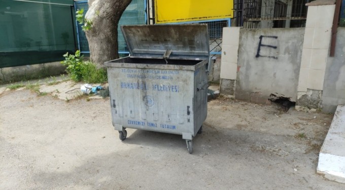 Bursa'da çöp konteynerlerinin içinde ayıya ait et parçaları bulundu