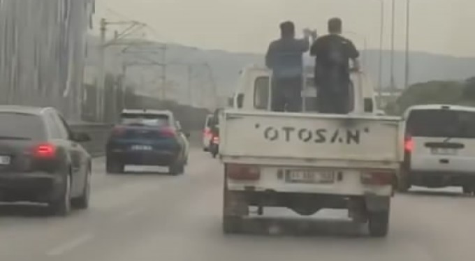 Bursa'da hareket halindeki kamyonet kasasında halay çektiler
