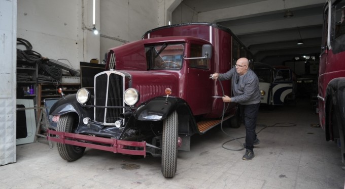 Bursa'da yıllardır hurdadaydı, 1938 model otobüsün son hali göz kamaştırdı