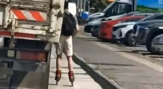 Bursa'da patenli genç kamyona tutunarak ilerledi canını hiçe saydı