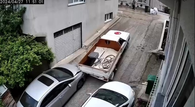 Bursa'da yokuşta aracı kaldıramayınca kazaya neden olan sürücü durmayıp kaçtı!