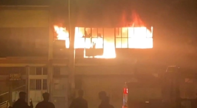 Bursa'da mobilya imalathanesi alev alev yandı