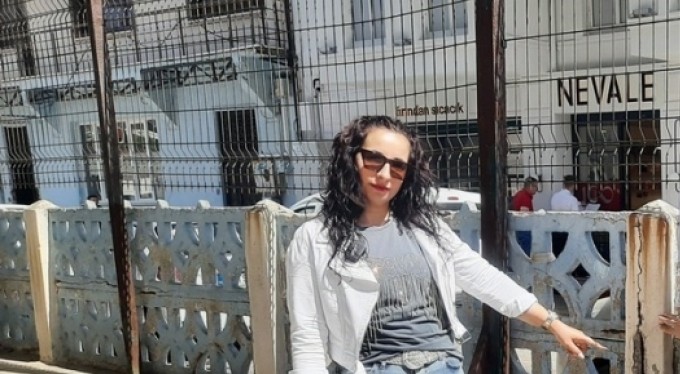 Okulun çatlayan bahçe duvarları tehlike saçıyor