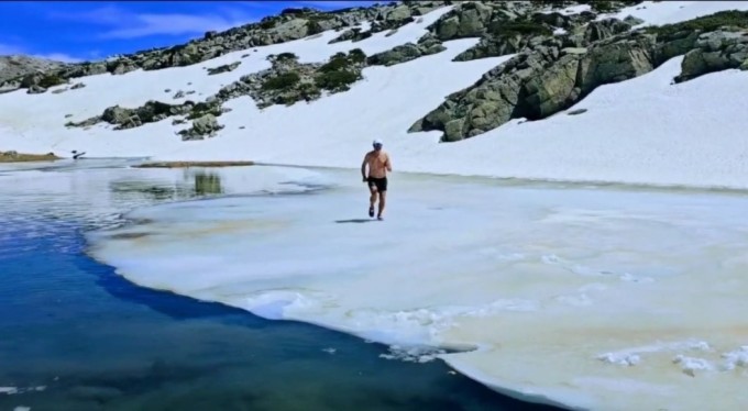 Bursalı dağcılar, Uludağ'da buz tutan gölde yüzdüler