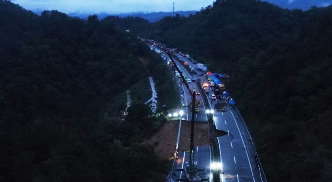 Çin'de otoyolun çökmesiyle ölenlerin sayısı 36'ya yükseldi