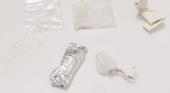 Polis, 2 şüpheliyi uyuşturucu maddeyle yakaladı