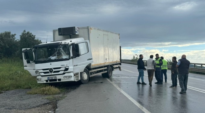 Bursa'da ani fren yapan kamyon kazaya sebep oldu!