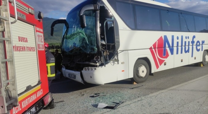 Bursa'da yolcu otobüsüyle tır çarpıştı, faciadan dönüldü