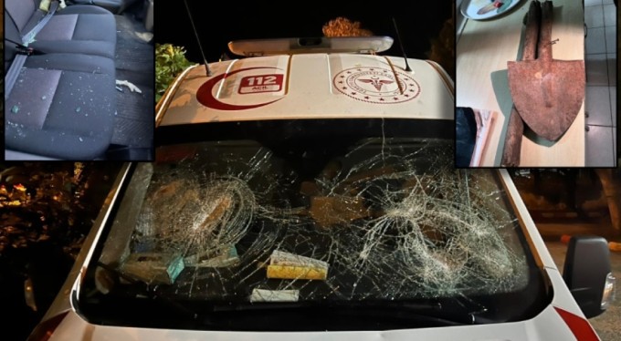 Sağlık çalışanlarına  "geç geldiniz" diyerek kürekle saldırdı