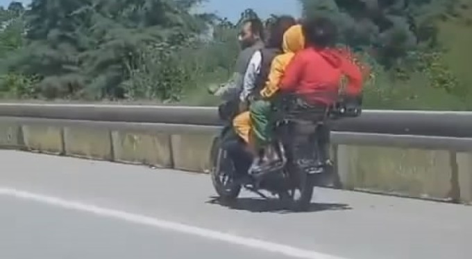 Bursa'da motosiklette tehlikeli yolculuk