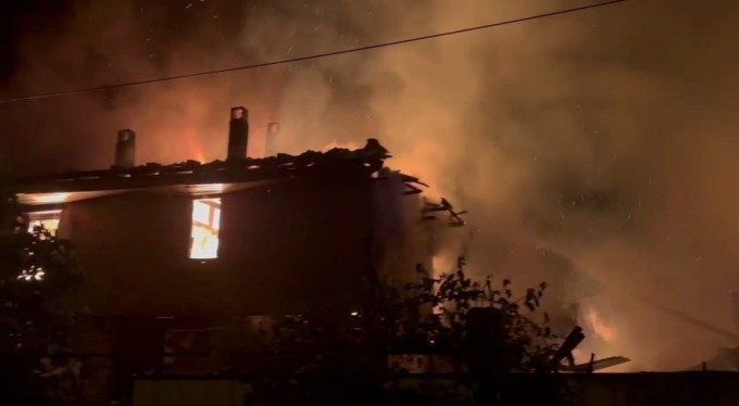 Bursa'da çıkan yangında 3 ev kullanılamaz hale geldi