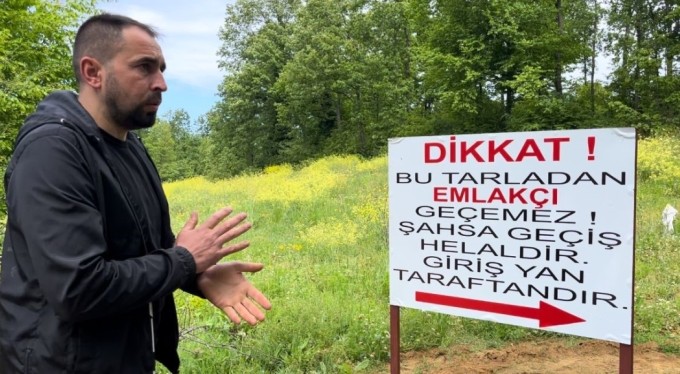 Bursa'da "Tarlasını yola çevirenlere" kızdı, tabelayı dikti