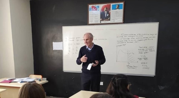 Lisede dehşet: Okuldan atılan öğrenci okul müdürünü silahla vurdu