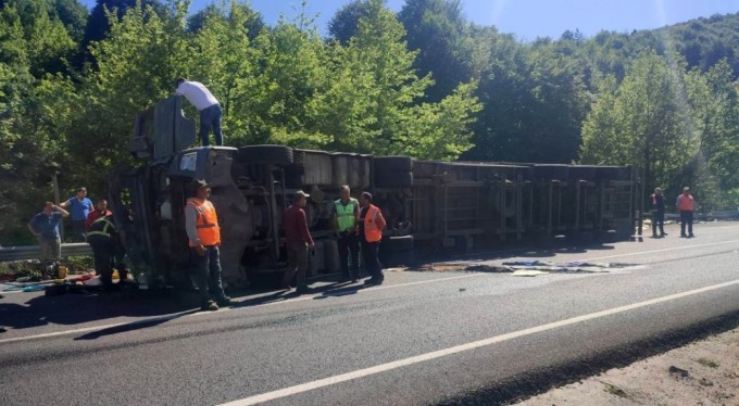 Bursa'da devrilen tırın sürücüsü hayatını kaybetti