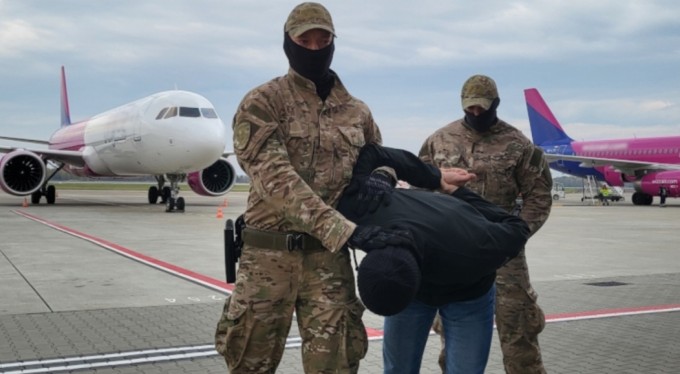 Almanya'da cinayet şüphelisi olarak aranan Türk, Polonya'da uçakta yakalandı