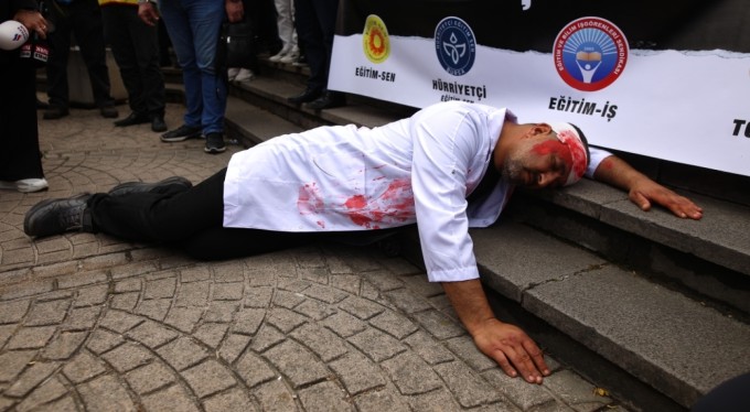 Öğretmenin öldürülmesi Bursa'da protesto edildi