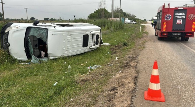 Servis aracı ile tır çarpıştı: 3 yaralı