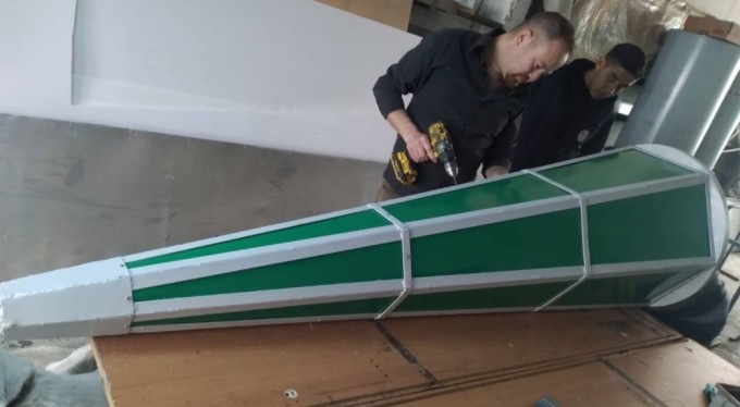 Bursa'da köy imamı minaresi olmayan camiye petrol varillerinden minare yaptı