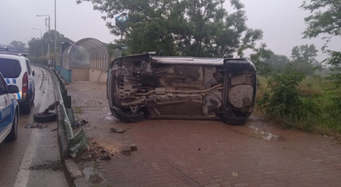 Bursa'da kontrolden çıkan otomobil yan yattı