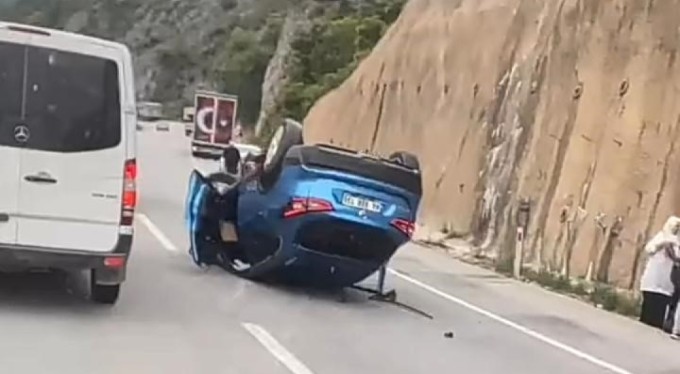 Bursa'da lastiği patlayan cip duvara çarpıp takla attı