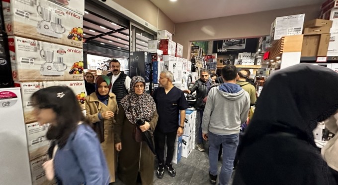 Bursa'da Anneler Günü izdihamı! Yağmura aldırış etmeden kampanya için saatlerce beklediler