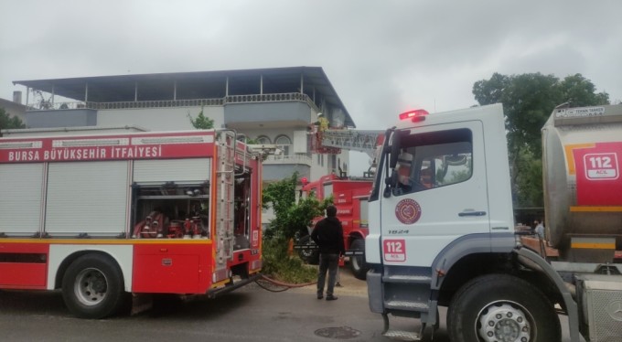 Bursa'da yangın paniği: 2 kişi dumandan etkilendi