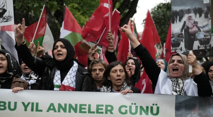 Bursa'da yüzlerce kişi Filistinli anneler için yürüdü