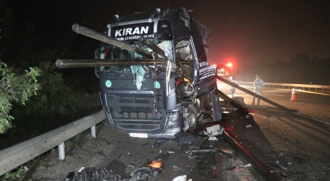 Anadolu Otoyolu'nda feci kaza: Demir borular tırın ön camından çıktı