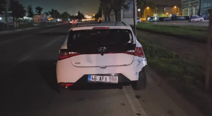 Bursa'da otomobile çarpan motosiklet sürücüsü yaralandı