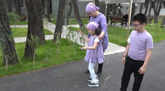 Bursa'da hasta ikizleri için 10 yıldır ne televizyon izledi, ne güne gitti