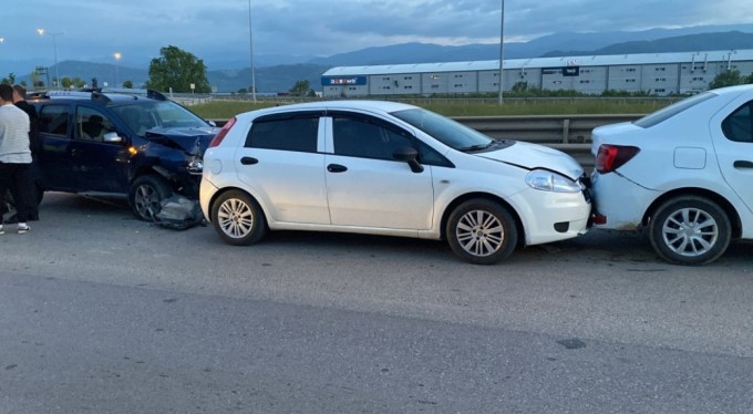 Bursa'da zincirleme kazada 4 araç birbirine girdi