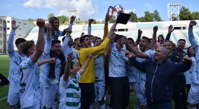 Nilüferli futbolcular şampiyonluk kupasına kavuştu