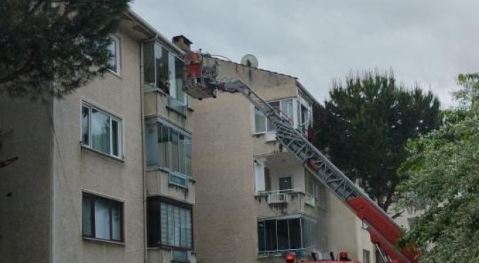 Yangında mahsur kalan kadın son anda kurtarıldı