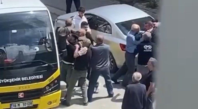 Bursa'da minibüs ile otomobil sürücüsü arasında yol verme kavgası